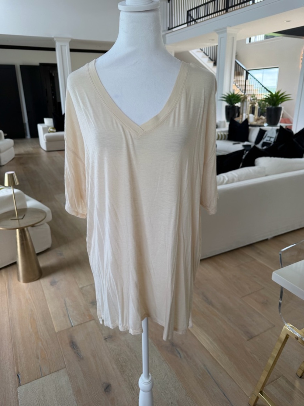 American Eagle Outfitters Women's V-Neck Tee in Light Beige